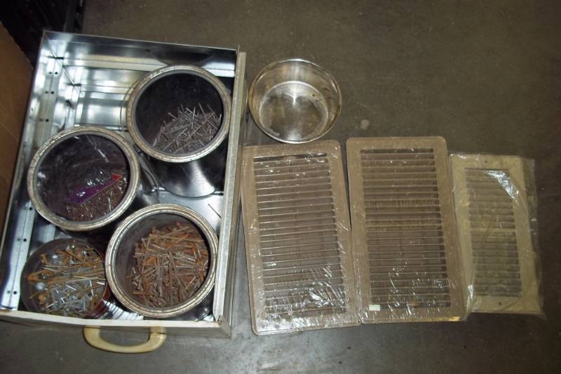 lot 208 image: Lot of floor vents and misc items