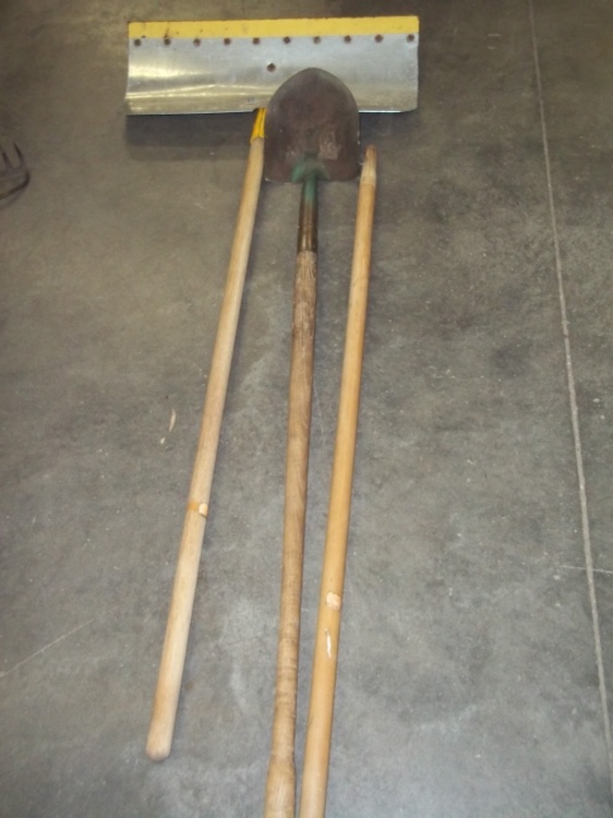 lot 213 image: Shovel, handle, snow shovel