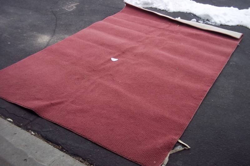 lot 216 image: Maroon Rug 69 x 102