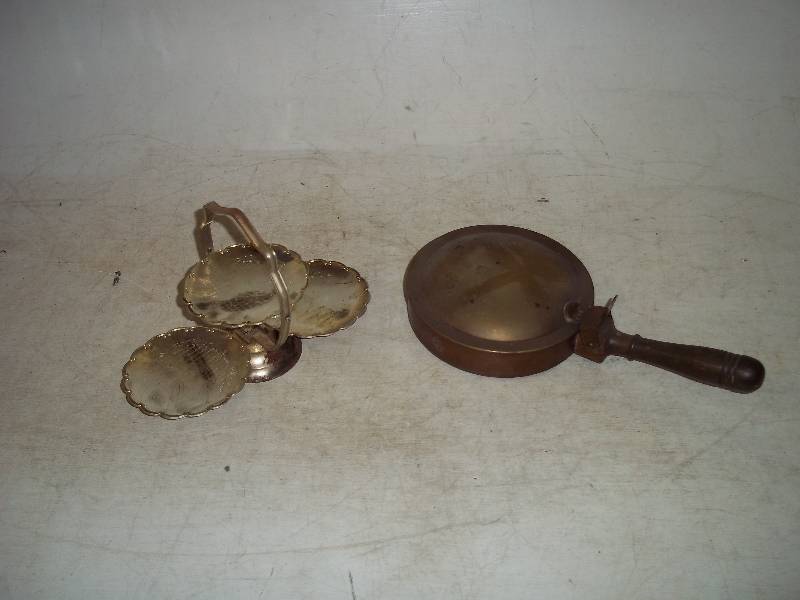 lot 218 image: Vintage Cigar ash tray and folding decor