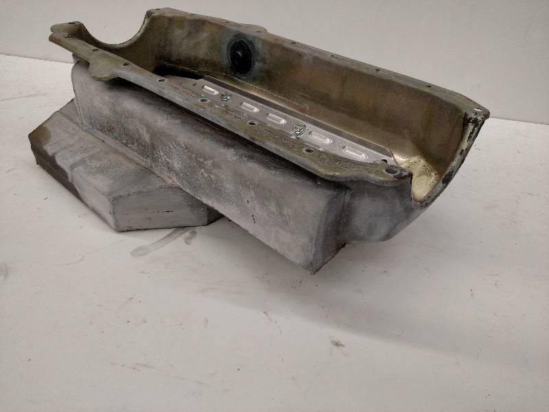 lot 10 image: SBC 8 qt. Oil Pan