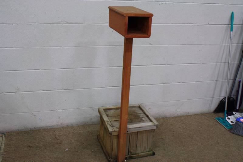 lot 172 image: Wood Decor Mailbox