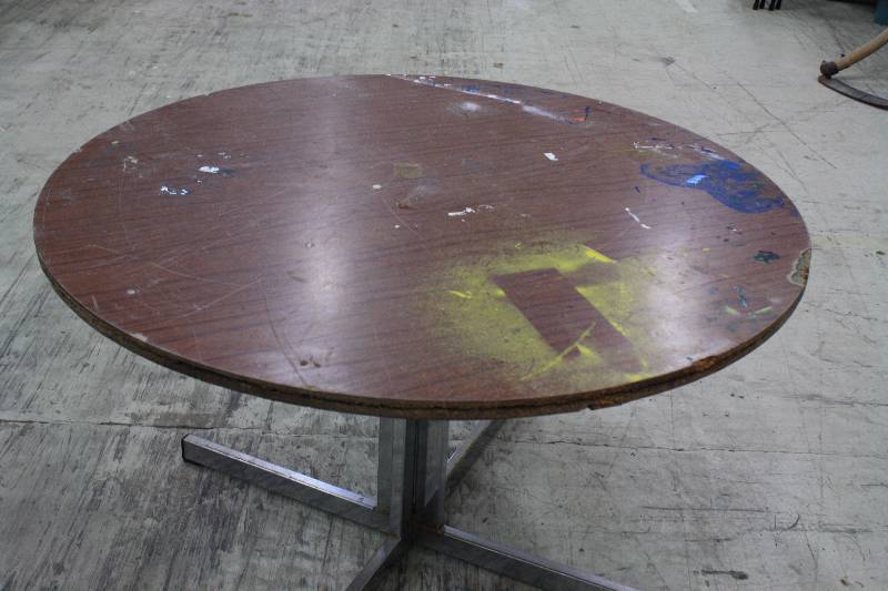 lot 199 image: 4ft Round Heavy Duty Table