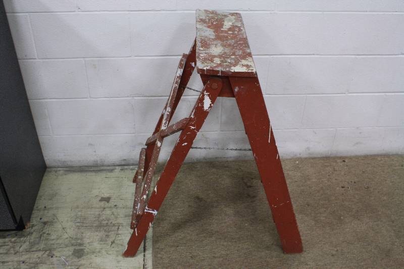 lot 203 image: Wood Painting Ladder 3ft