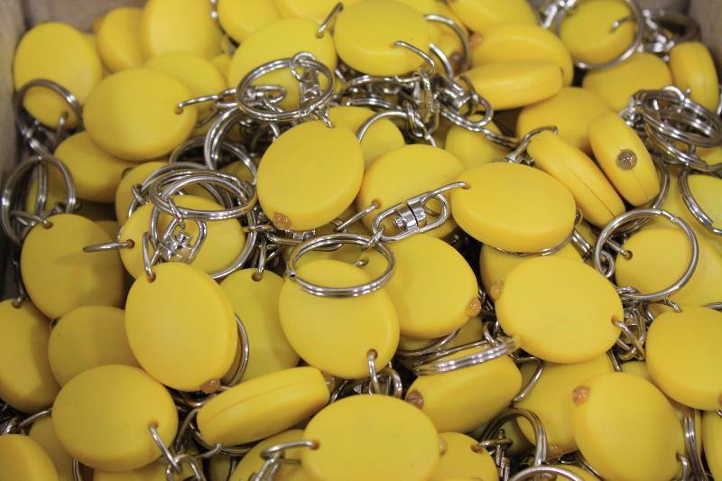 lot 48 image: Yellow Keychains with Red Light 96qty