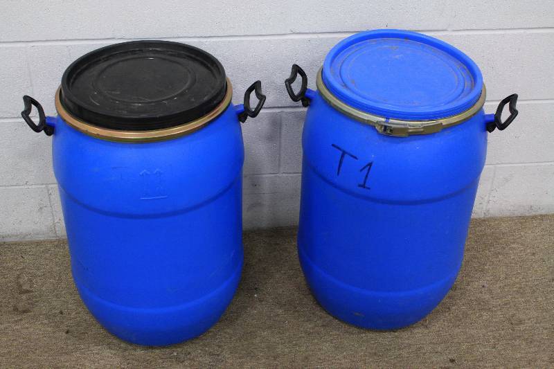 lot 21 image: 2 Blue Tanks
