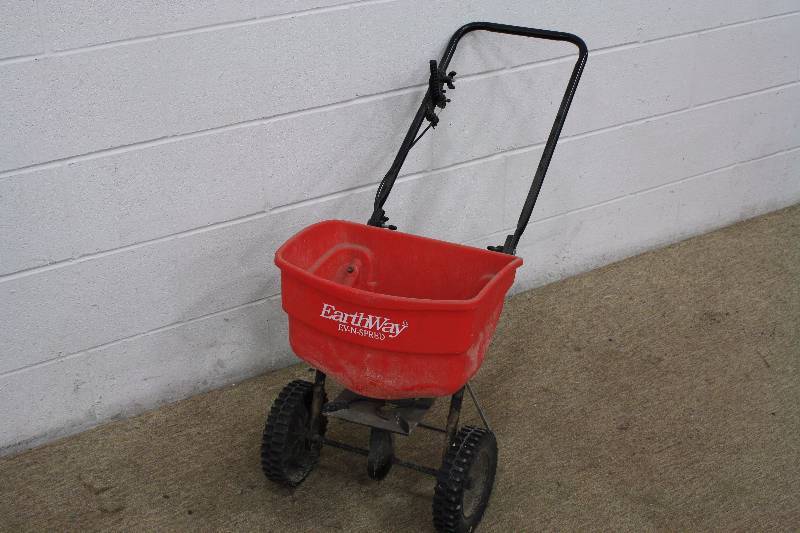 lot 41 image: Fertilizer Spreeder