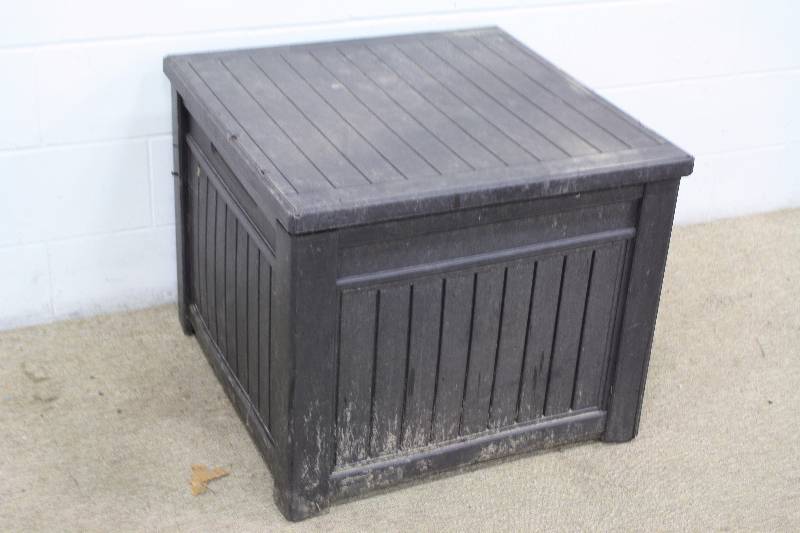 lot 49 image: Outdoor Storage Chest