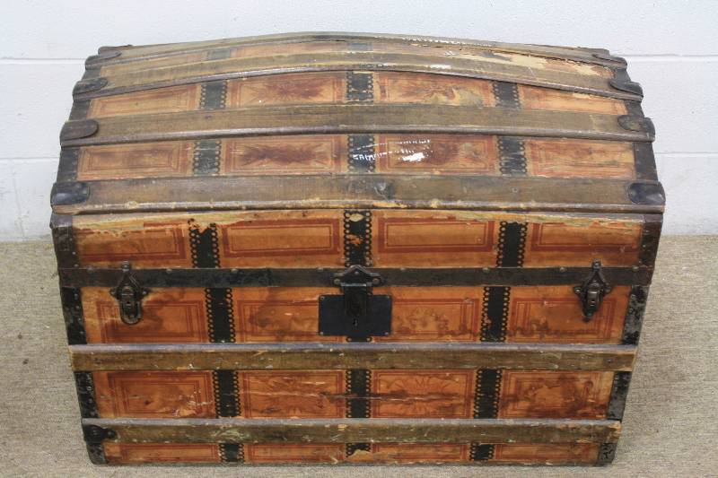 lot 75 image: Vintage Wood Chest