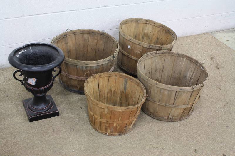 lot 92 image: Outdoor Plant Baskets