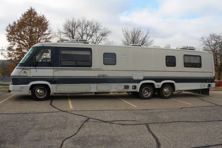 lot 2 image: 1990 Fleetwood Cambria - 36ft Motor Home - Low miles - 454 Chevy Gasoline Engine