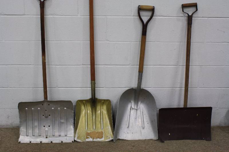 lot 64 image: 4 Metal Shovels