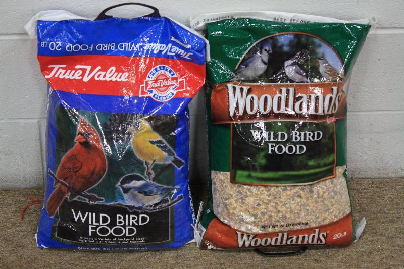 lot 124 image: 40lbs of Wild Bird Food