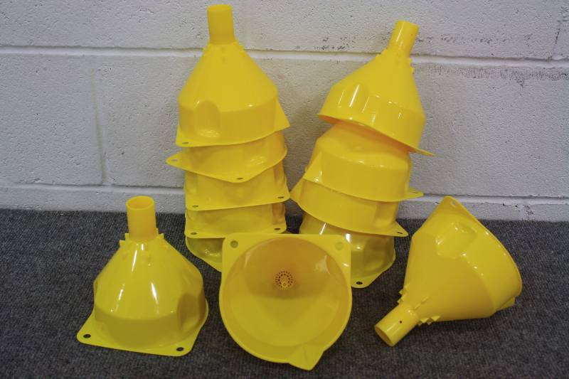 lot 138 image: 12 Yellow Heavy Duty Funnels