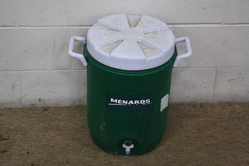lot 161 image: Rubbermaid 5 Gallon Water Jug