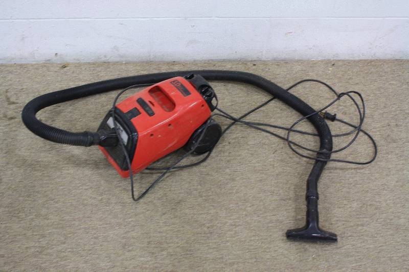 lot 184 image: Dirt Devil Can Vac