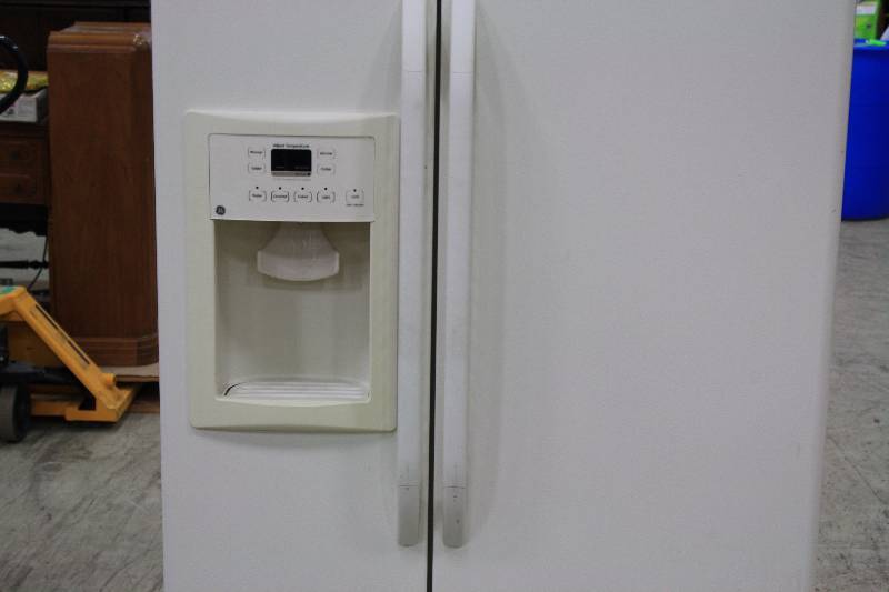 lot 64C image: GE Fridge & Freezer Combo Side by Side with Ice and Water
