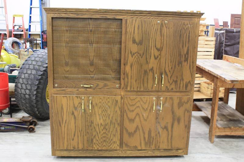 lot 197 image: Wood Cabinet Display with Shelves and Locks