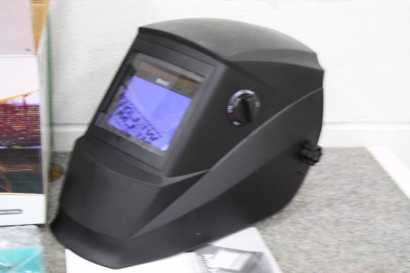 lot 11B image: Auto Darkening Welding Helmet