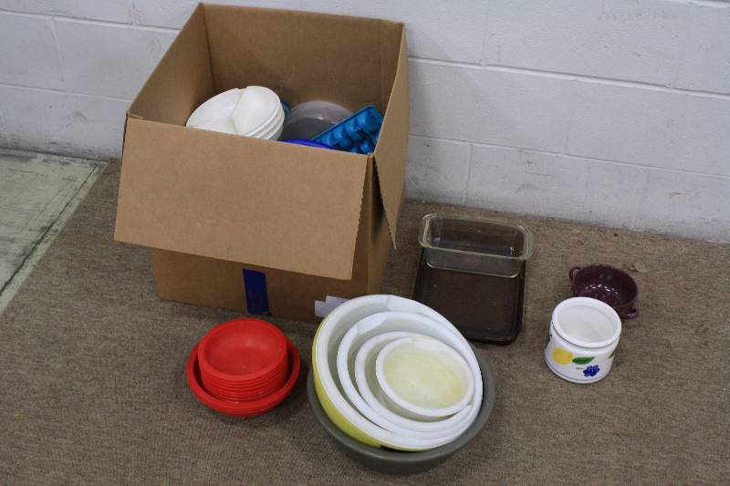 lot 206 image: Cookware & Tupperware Lot