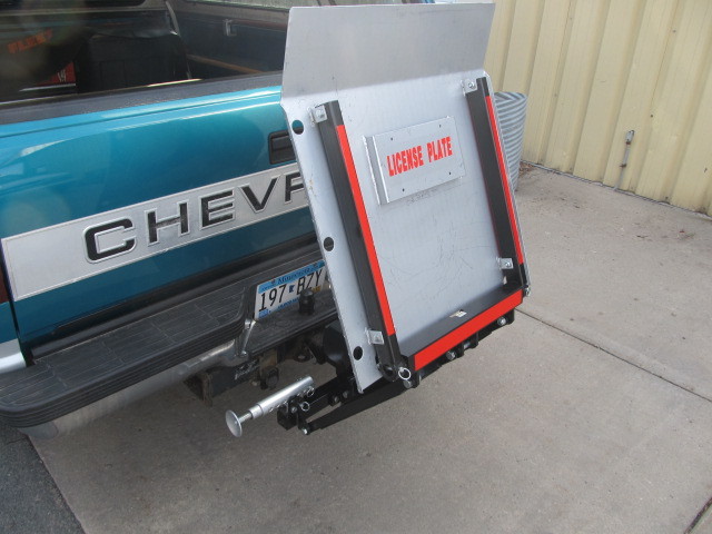 lot 6 image: LIKE NEW Chicago Winch Powered Truck Hitch Lift
