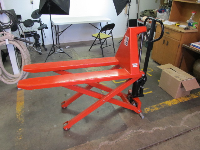 lot 7 image: 2000lb Capacity High-Lifting Pallet Truck