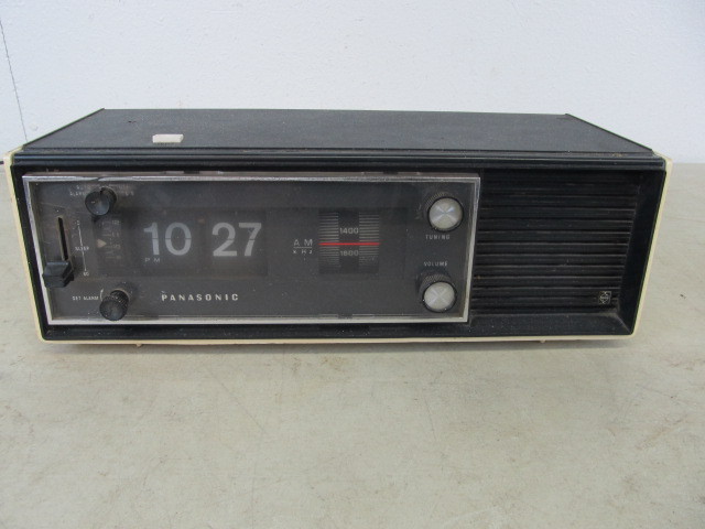 lot 22 image: Working vintage Panasonic Flip Clock Radio
