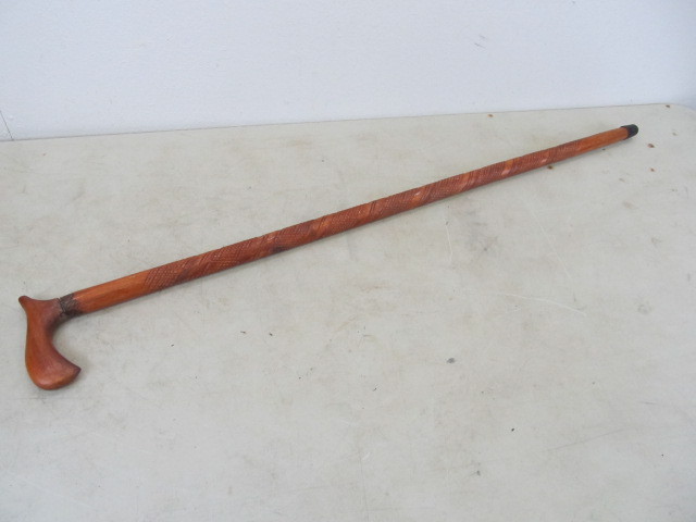 lot 34 image: Vintage Hand Carved Folk Art Cane