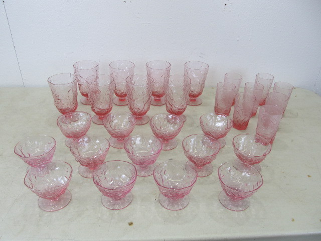 lot 68 image: Collection of Vintage Seneca Driftwood Depression Glass Goblets etc.