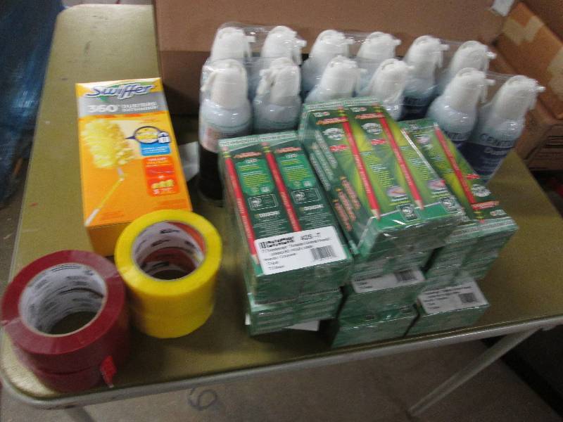 lot 8 image: Swiffer Duster Extender, 10 pk of 7...