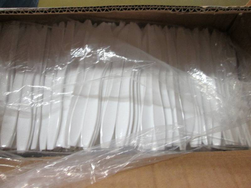lot 16 image: 1000 Bulk Packed Solo Plastic Knive...