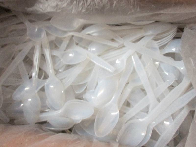 lot 19 image: 1000 Bulk Packed Plastic Spoons...