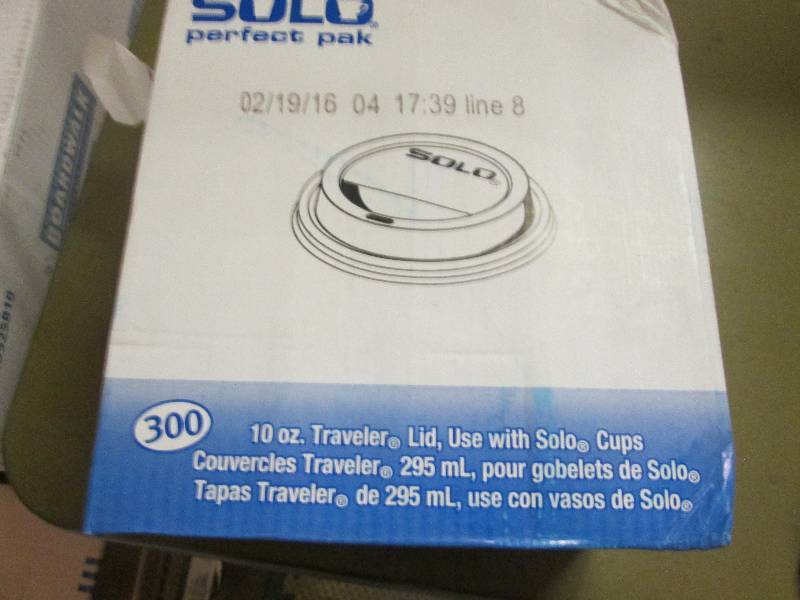 lot 120 image: Box of 300 Solo 10 oz Travel Lids...