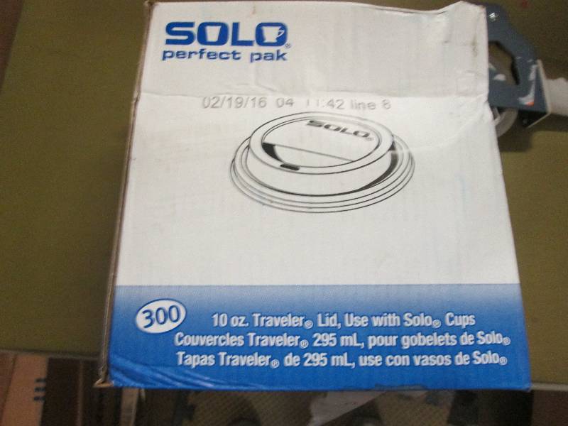 lot 131 image: Box of 300 Solo 10 oz Travel Lids...