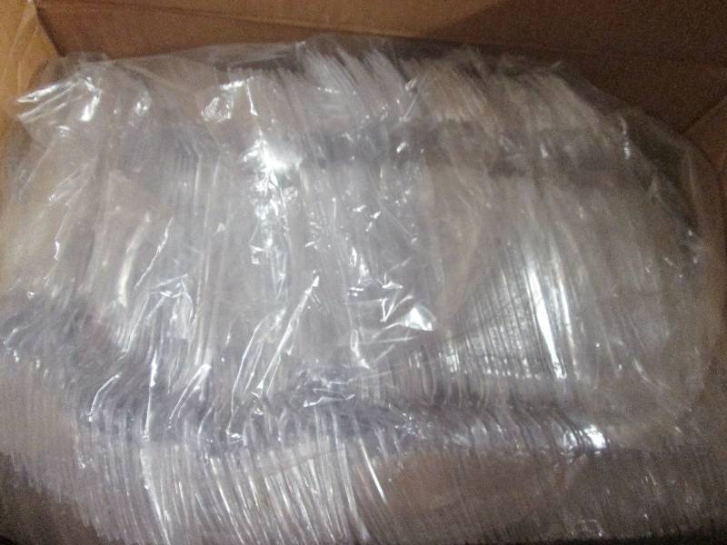 lot 140 image: Case of 1000 Bulk Packed Solo Plast...
