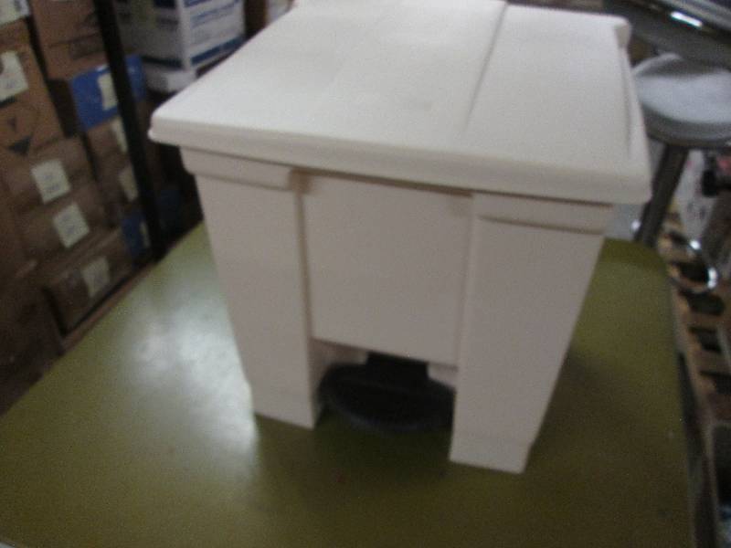 lot 190 image: Rubbermaid Step-on Waste Basket 8 g...
