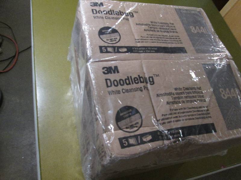 lot 227 image: 4 packs of 5 3M Doodle Bug White Cl...