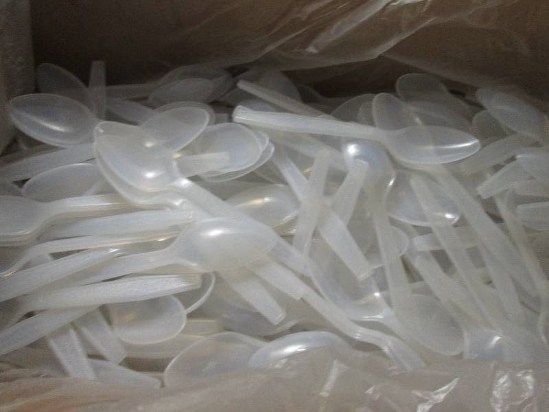 lot 228 image: Case of 1000 Bulk Packed Plastic Sp...