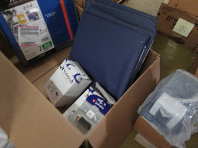 lot 263 image: 2 Soap Dispensers, 2 pks of 10 Verb...