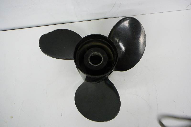 lot 22 image: Boat Prop 225 Mercury 48-832832 C1-21 A45 21P