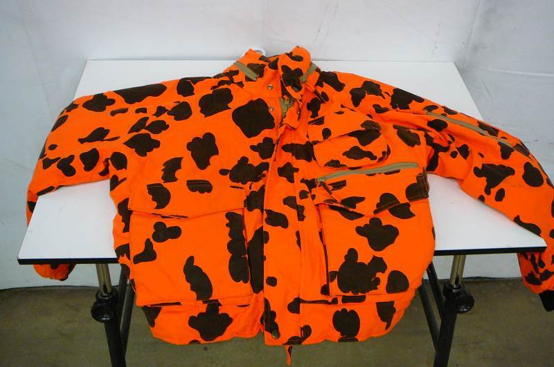 lot 20 image: Game hide orange Camo Jacket Large  No Rips or tares, good zipper