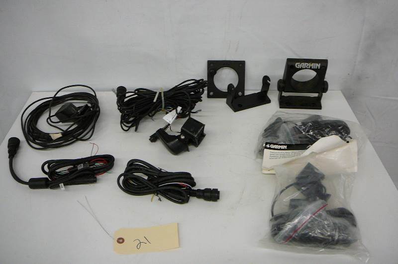 lot 21 image: Garmin Cords & Transducers & Mounts Some never used