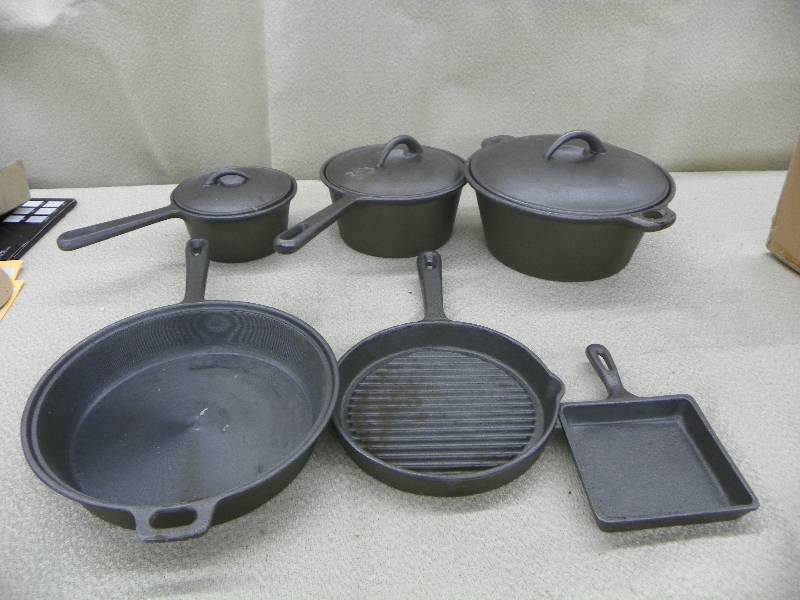 lot 281 image: 9pc Cast Iron Cookware set
