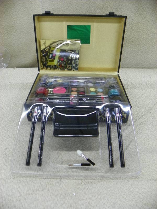 lot 291 image: BonVoyage Make set