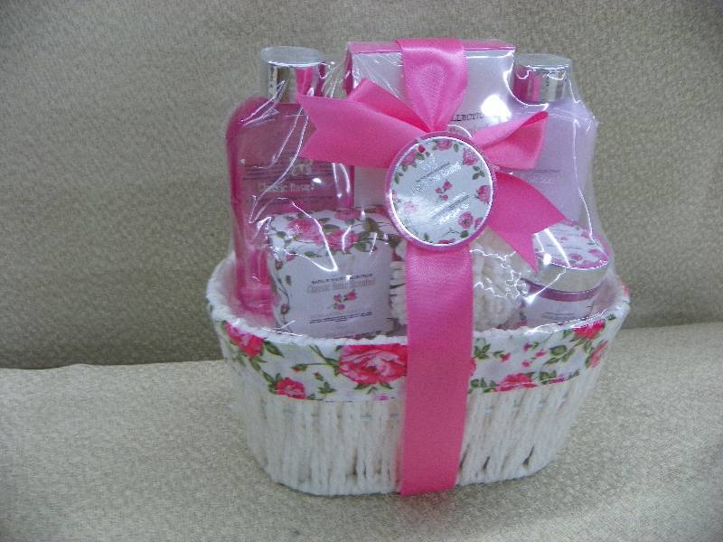 lot 296 image: Classic Rose Scent Bath set