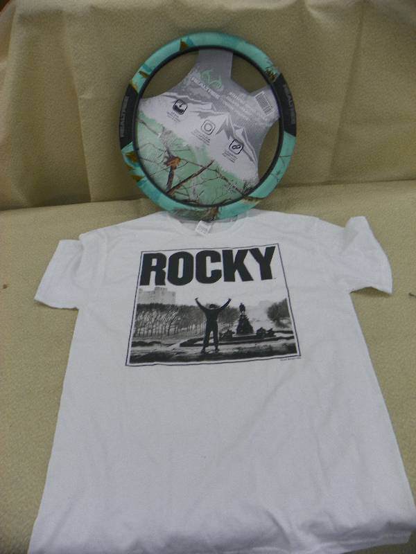 lot 471 image: Rocky size M Tshirt, Real Tree Steering wheel cover