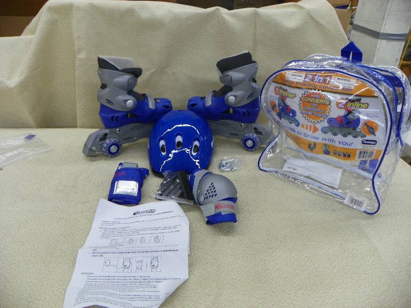 lot 472 image: Chicago Skates roller blades and pads set