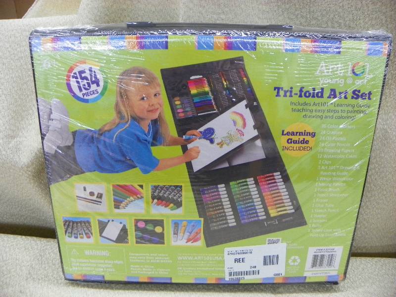 lot 480 image: Tri-fold Art Set, 154 pcs