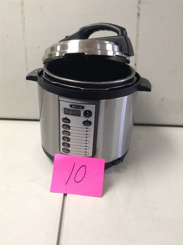 lot 10 image: Bella 6 QT Preassure Cooker