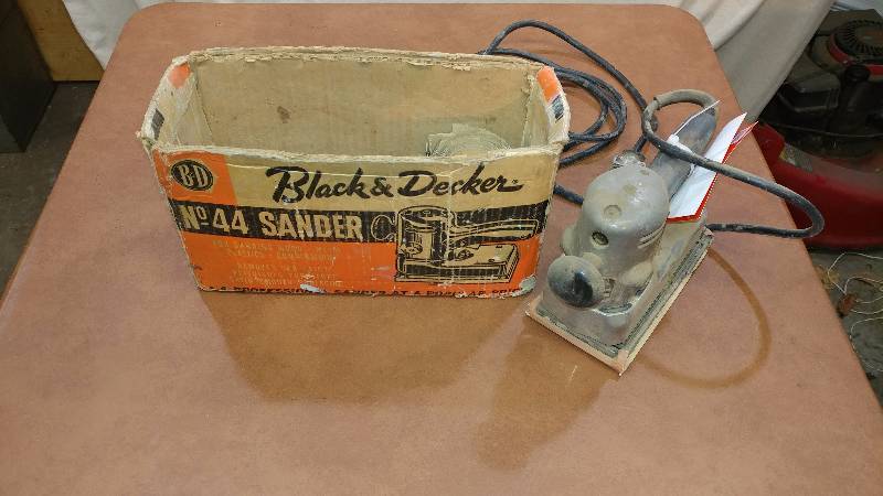 lot 5 image: Black&Decker No.44 Sander
